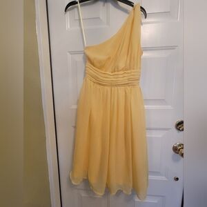 Flowy Yellow One Shoulder dress fully lined side zipper. Size 2 Tevolio brand